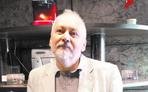 Професор, доктор політичних наук, завідувач кафедри політології ЧНУ Анатолій Круглашов